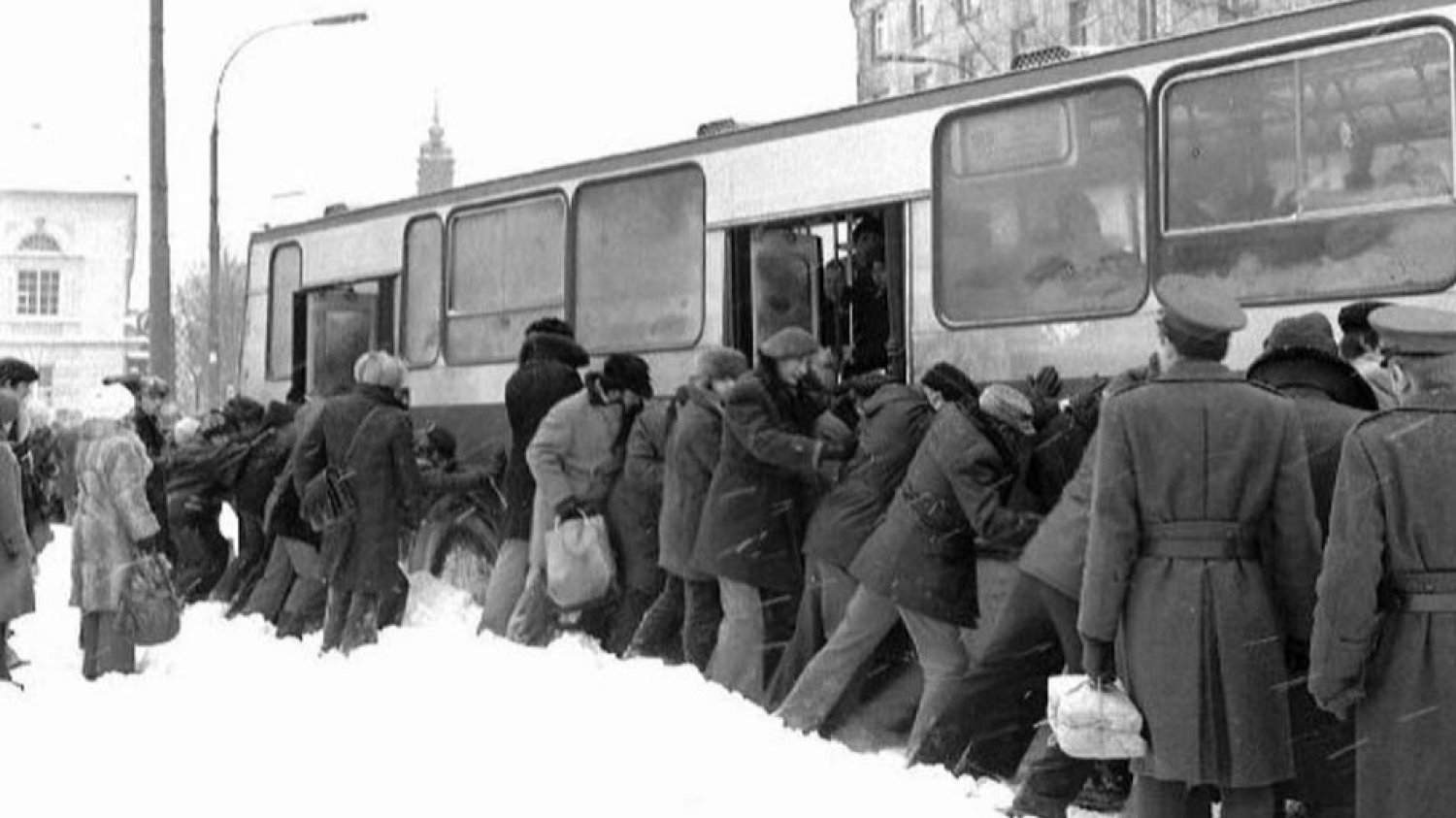 1 stycznia 1979 roku kraj został całkowicie sparaliżowany przez niespotykane opady śniegu. "Zima Stulecia" zapisała się w historii Polaków jako najbardziej spektakularna.