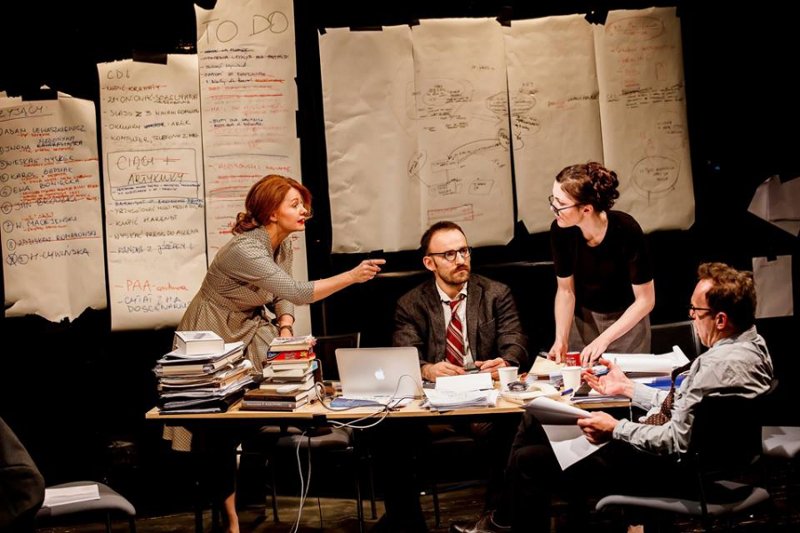 Teatr Powszechny, "Sprawiedliwość" w reżyserii Michała Zadary. Na zdjęciu od lewej: Ewa Skibińska, Wiktor Loga-Skarczewski, Barbara Wysocka, Arkadiusz Brykalski