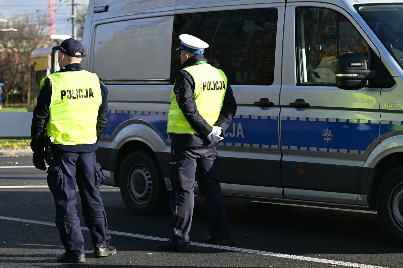 Na warszawskich Bielanach trwa obława na agresora z maczetą.