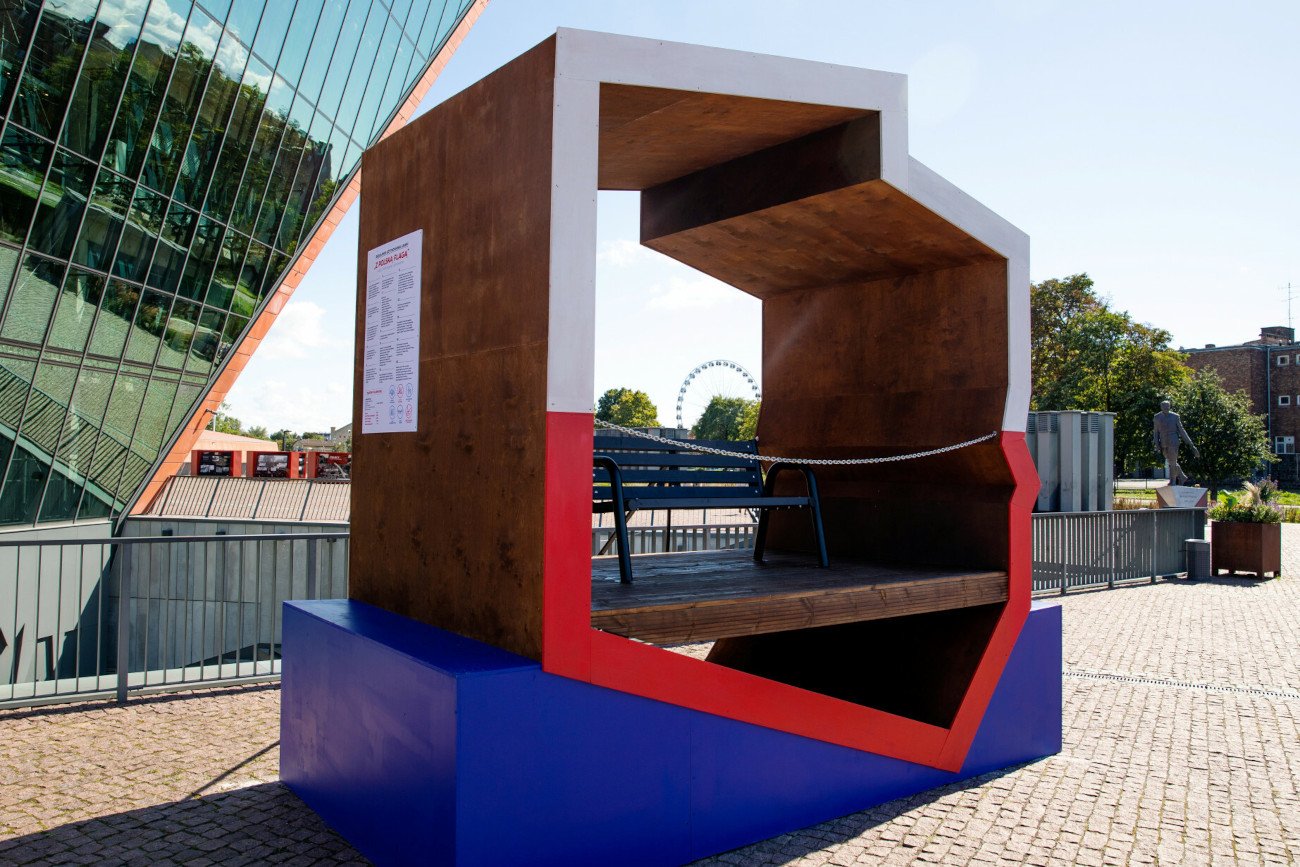 Patriotyczna ławka z Poznania zniszczona przez deszcz. Kosztowała 100 tys.