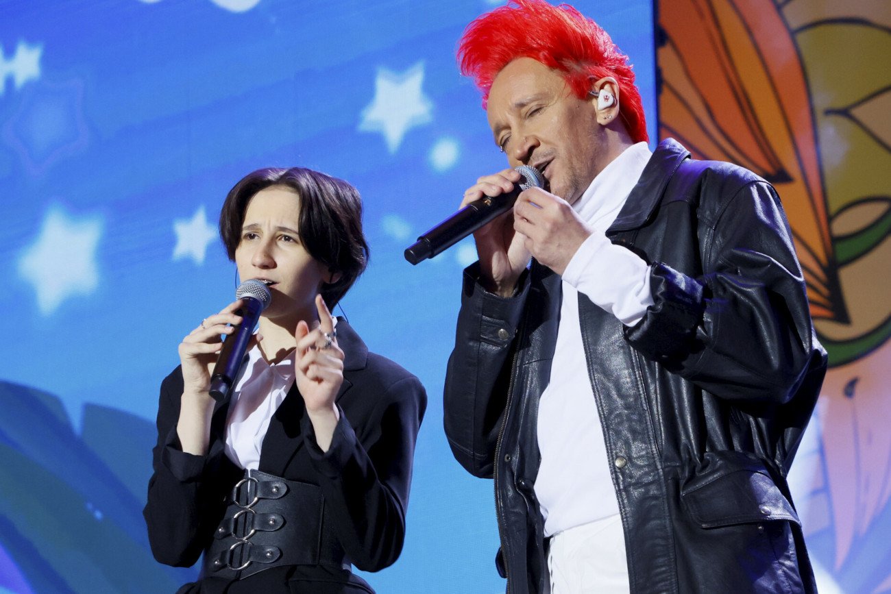 Michał Wiśniewski i Etiennette Wiśniewska razem na scenie.