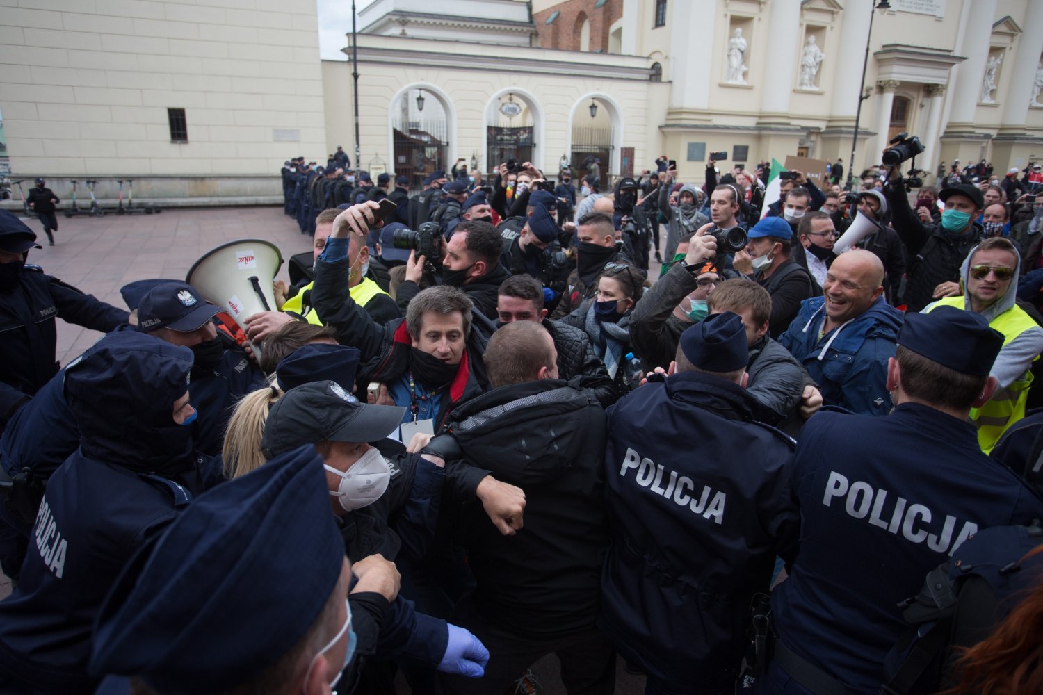 W trakcie sobotniego protestu przedsiębiorców na Placu Zamkowym doszło do starć z policją. Użyto gazu i zatrzymano senatora Jacka Burego. Protest przedsiębiorców na Placu Zamkowym w Warszawie, zorganizowany przez Pawła Tanajno, kandydata na prezydenta RP.