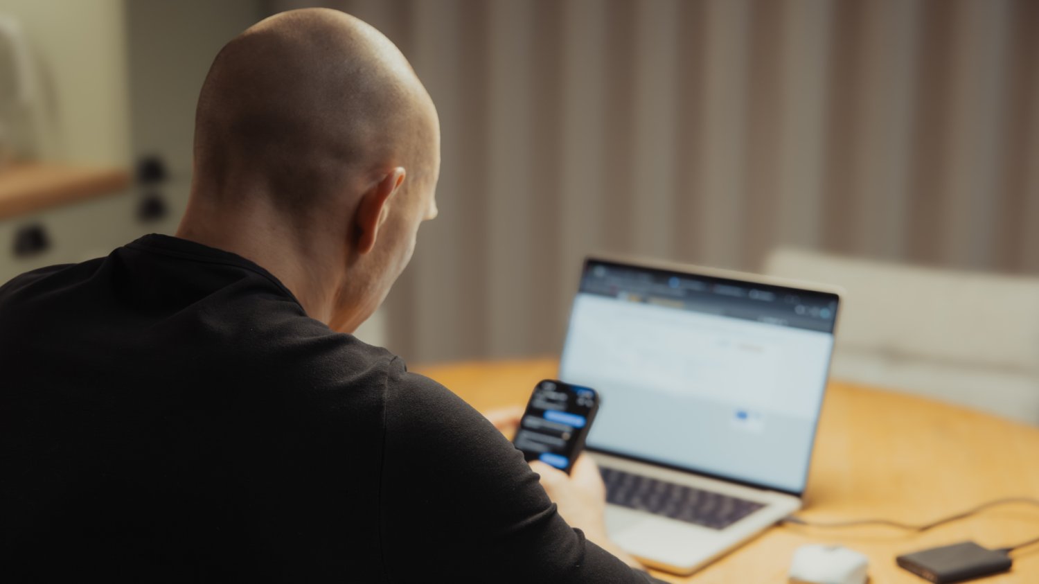 Pracownik przy laptopie w domu. Koniec korzystnych umów B2B i nadchodzące kontrole ZUS i PIP.