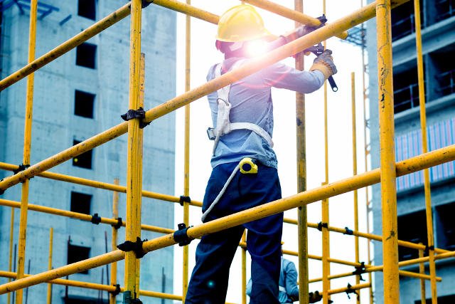 Dlaczego ekipy budowlane w Polsce słuchają radia typu złote przeboje?