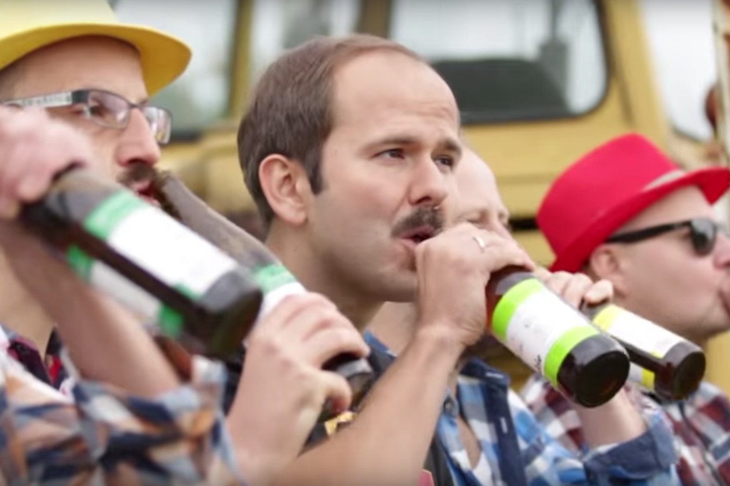 Tak zaczyna się nowy klip Sławomira. Od "butelki".