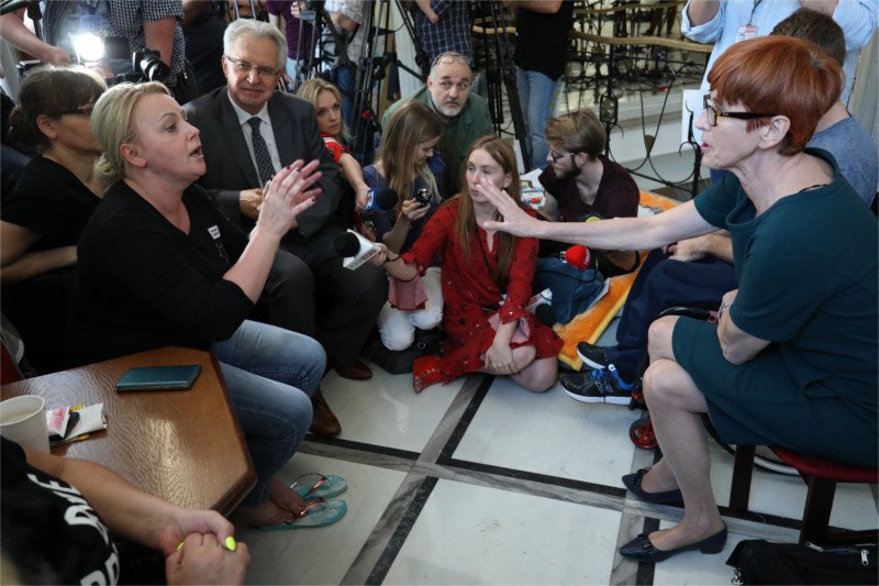 Protestujący siedzą w Sejmie już 24 dzień. Po raz kolejny rozmowy z minister Rafalską nie przyniosły kompromisu.