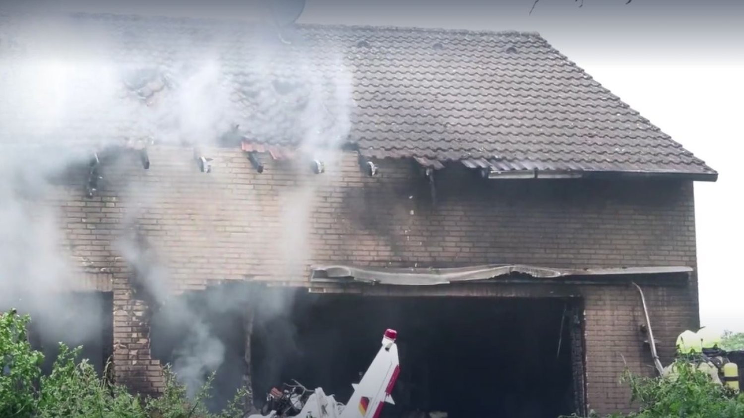 Samolot w Niemczech wleciał w dom. Za sterami maszyny siedziała 71-latka. Katastrofa lotnicza w Niemczech. Służby podały nowe informacje o ofiarach.