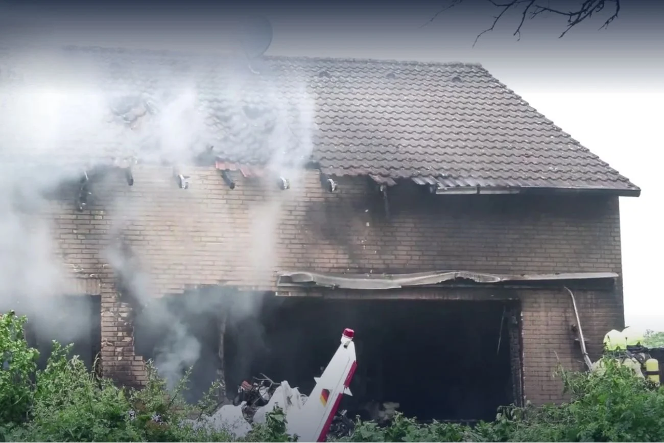 Samolot w Niemczech wleciał w dom. Za sterami maszyny siedziała 71-latka. Katastrofa lotnicza w Niemczech. Służby podały nowe informacje o ofiarach.
