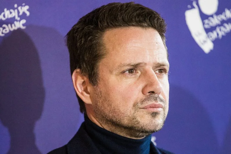 Rafał Trzaskowski wezwał na dywanik wicedyrektora Muzeum Warszawy Jarosława Trybusia za to, że ten udostępnił grafikę noża z rękojeścią przypominającą profil twarzy Jarosława Kaczyńskiego.