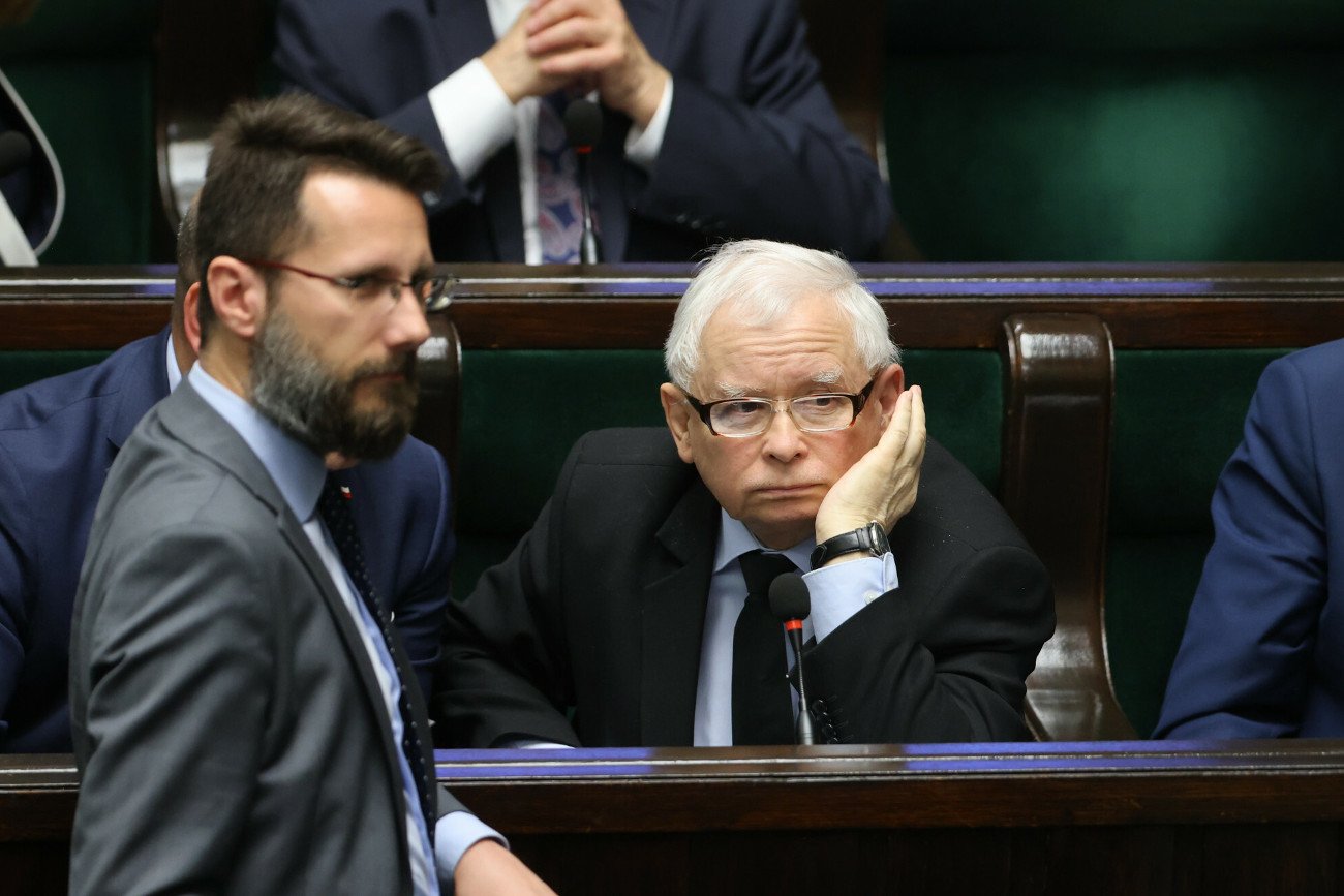 Jarosław Kaczyński i Radosław Fogiel w Sejmie