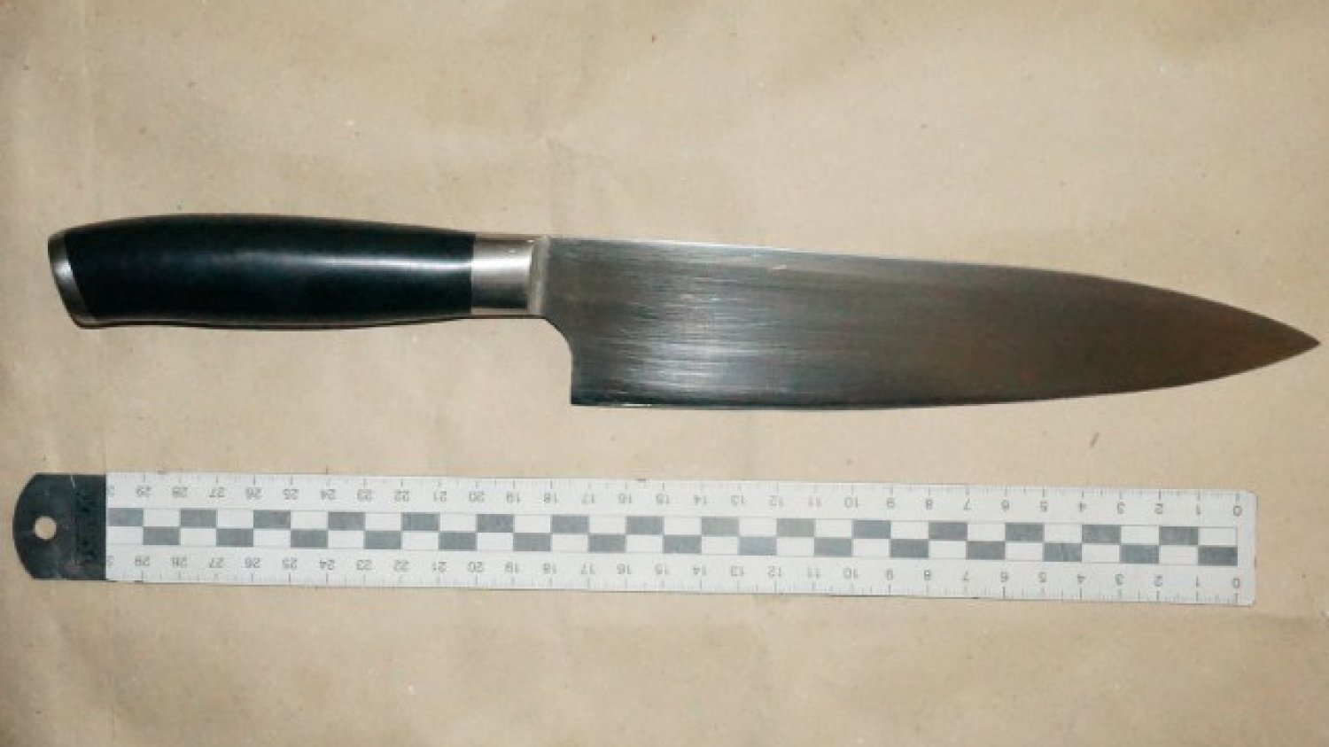 Nóż, który oddał policjantom 47-letni właściciel samochodu