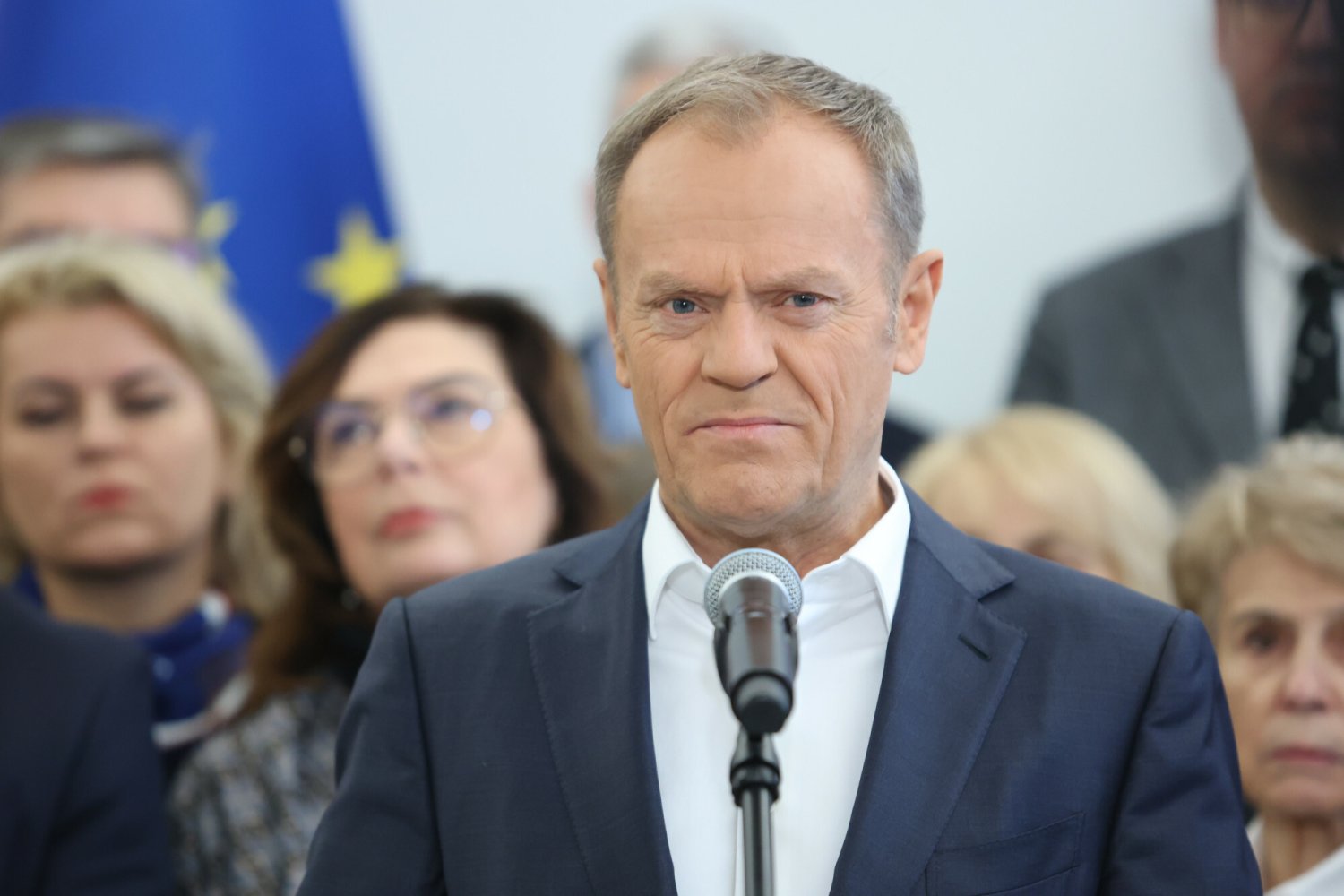 Według sondażu Research Partner KO istotnie traci poparcie, a przewaga opozycji prodemokratycznej nad PiS i Konfederacją jest znikoma.