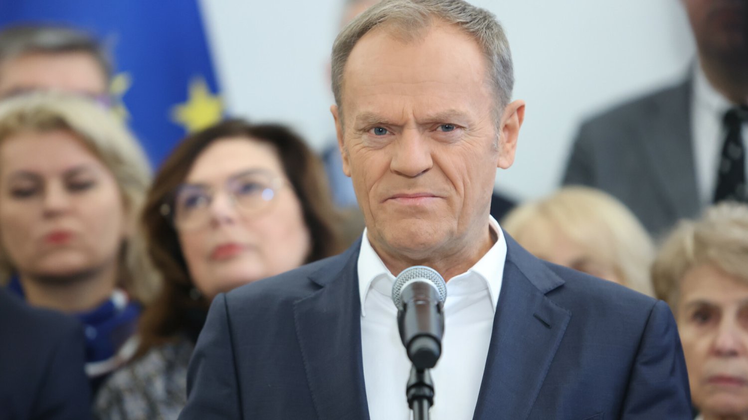 Według sondażu Research Partner KO istotnie traci poparcie, a przewaga opozycji prodemokratycznej nad PiS i Konfederacją jest znikoma.