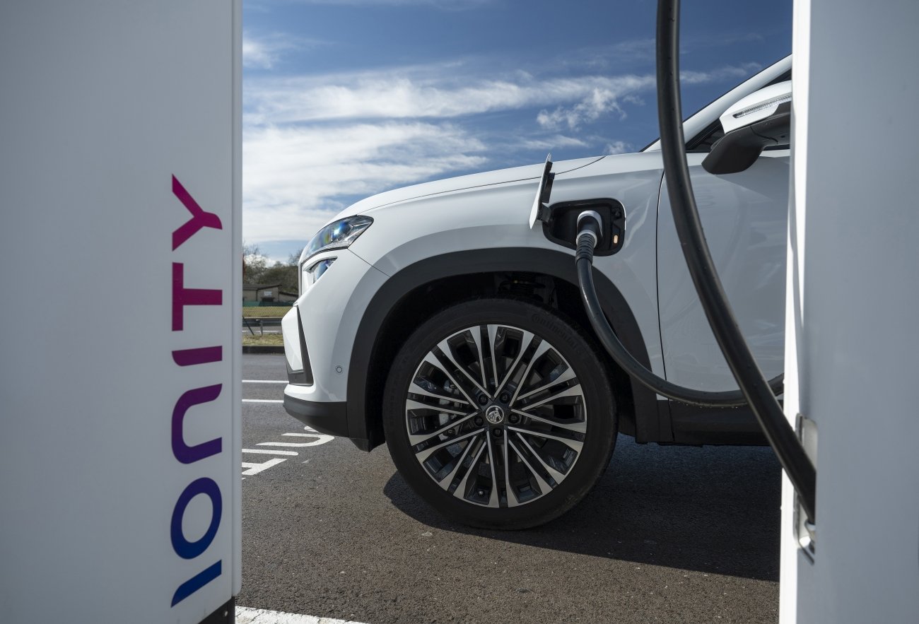 PHEV to półelektryczny pojazd o napędzie spalinowo-elektrycznym, który może być ładowany z sieci elektrycznej. Oto 5 ciekawostek o technologii, która zmienia oblicze współczesnych samochodów, na przykładzie auta Škoda Kodiaq PHEV.