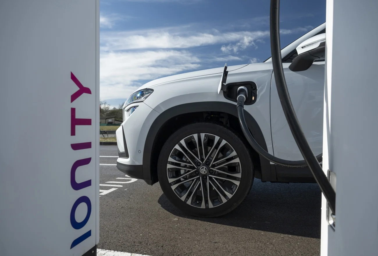 PHEV to półelektryczny pojazd o napędzie spalinowo-elektrycznym, który może być ładowany z sieci elektrycznej. Oto 5 ciekawostek o technologii, która zmienia oblicze współczesnych samochodów, na przykładzie auta Škoda Kodiaq PHEV.