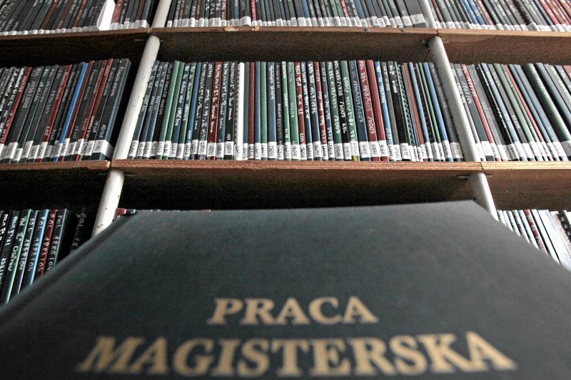 Studenci kupują magisterki na potęgę.