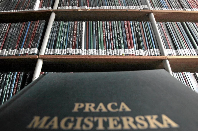 Studenci kupują magisterki na potęgę.