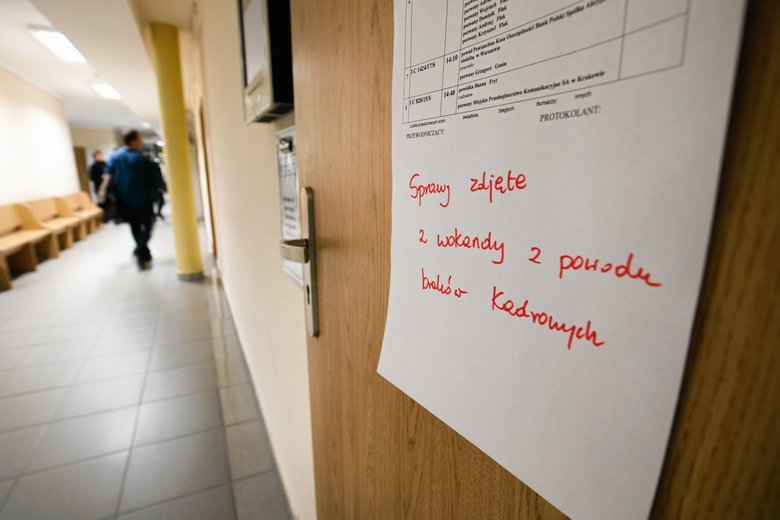 Pracownicy administracyjni sądów i prokuratur protestują już od końca 2018 roku.