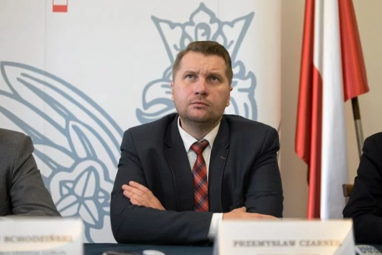 Przemysław Czarnek wykluczył możliwość powrotu starszych dzieci do szkół.
