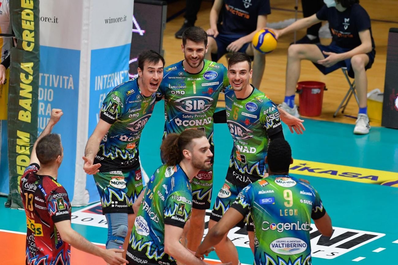 Siatkarze Sir Safety Perugia wyszarpali awans do finałów Serie A1, choć byli o krok od pożegnania z rozgrywkami
