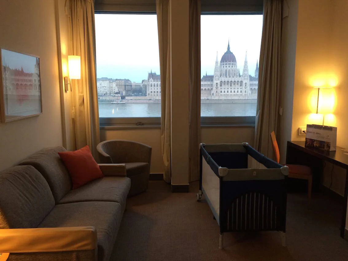 Widok na gmach parlamentu z naszego pokoju w hotelu Novotel Danube.