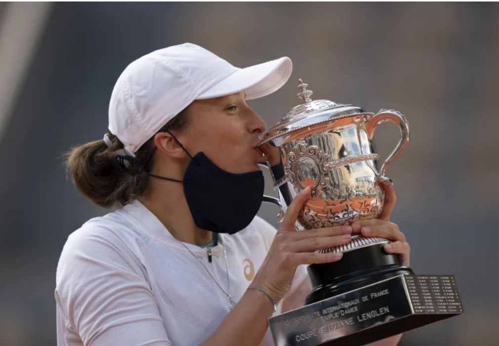 Tenis w Polsce staje się coraz bardziej popularnym sportem, a wszystko to rzecz jasna dzięki ostatnim sukcesom Igi Świątek i Huberta Hurkacza.