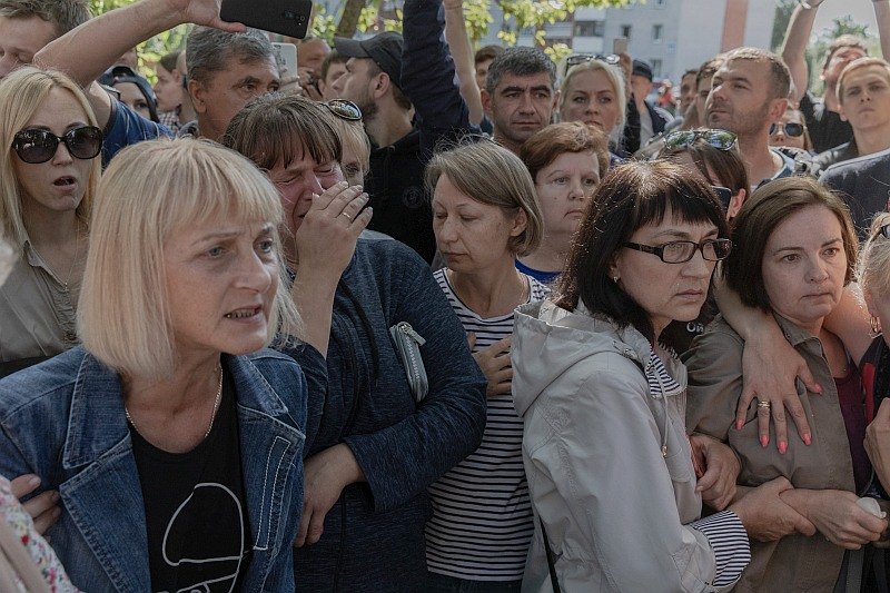 Aleksandr Łukaszenka próbuje złamać protestujących i uderza w białoruskie rodziny.