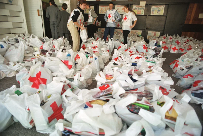 1 proc. dochodu uzyskanego ze sprzedaży artykułów P&G w sklepach Carrefour organizacja PCK przekaże w formie rzeczowej najbardziej potrzebującym rodzinom
