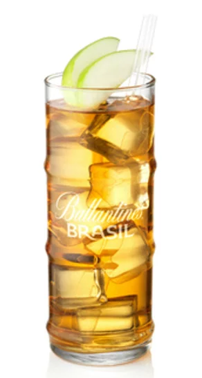 Drink Highland Samba powstaje z połączenia Ballantine's Brasil z odrobiną lemoniady, lodem i plasterkami limonki