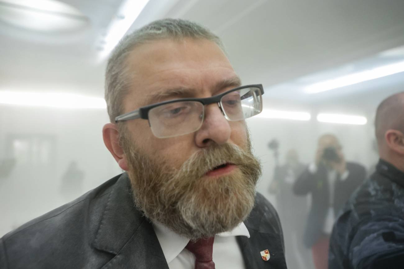 Po co i dlaczego teraz Grzegorz Braun dopuścił się skandalicznego zachowania w Sejmie? Czy to była ustawka?