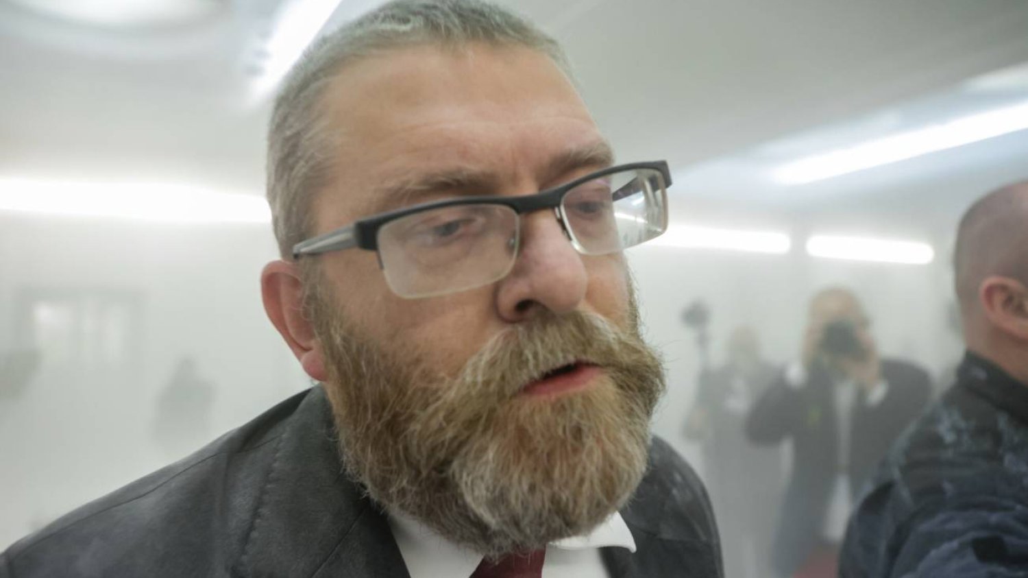 Po co i dlaczego teraz Grzegorz Braun dopuścił się skandalicznego zachowania w Sejmie? Czy to była ustawka?