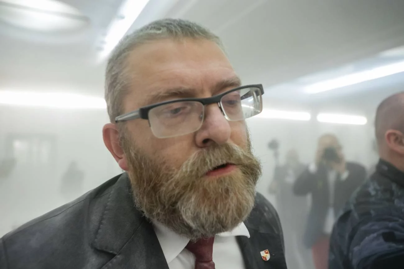 Po co i dlaczego teraz Grzegorz Braun dopuścił się skandalicznego zachowania w Sejmie? Czy to była ustawka?