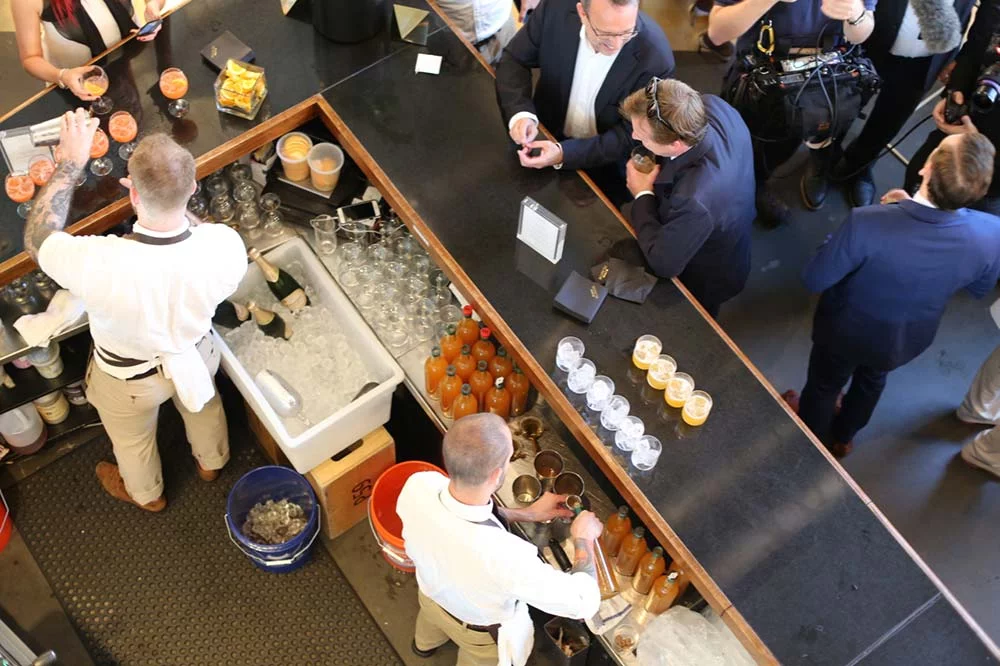 Barmani serwują drinki na finale Chivas The Venture