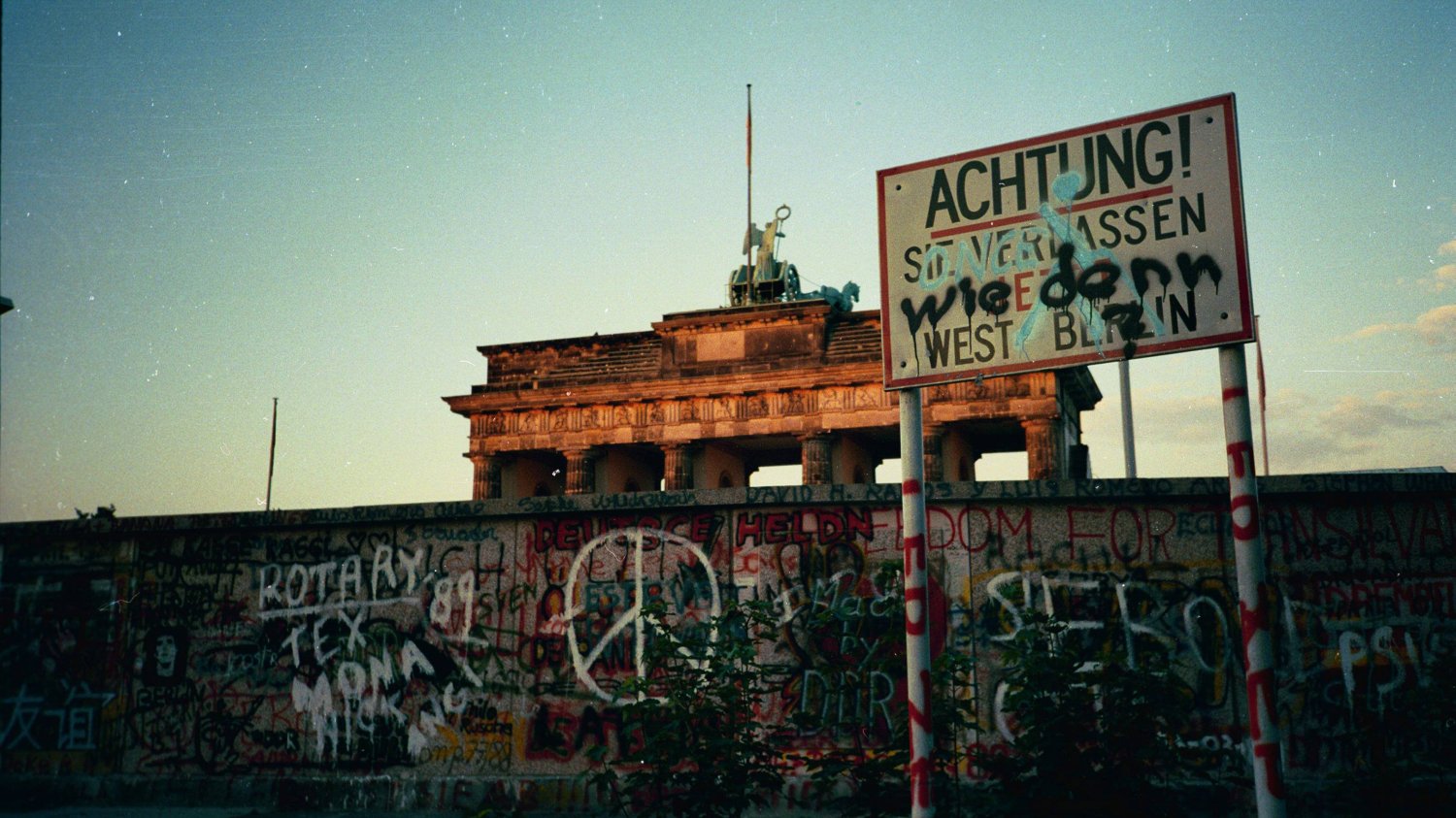Berlin i mur berliński w czasach zimnej wojny.