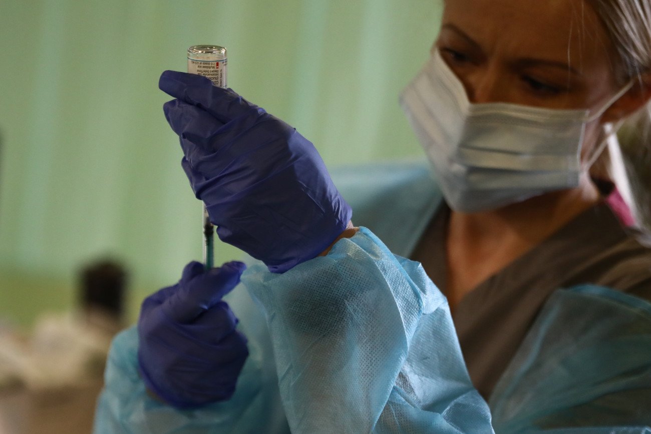 Prof. Maciej Banach oznajmił, że koronawirus zostanie z nami na zawsze, a kolejne dawki szczepionki są nieuniknione.