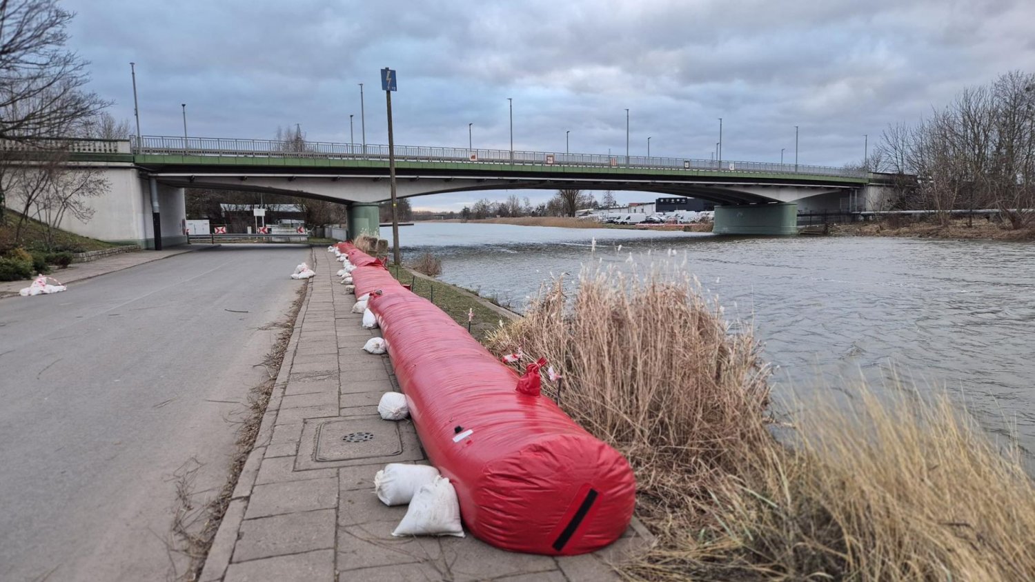 Pilne komunikaty w Elblągu. Poziom wody w rzece przekroczył stan ostrzegawczy