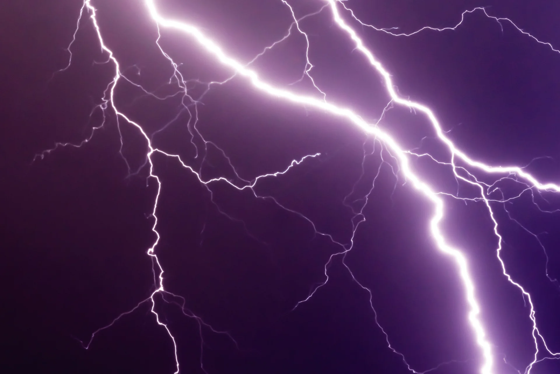 Gdzie jest burza? W internecie jak grzyby po deszczu mnożą się strony, na których można obserwować na żywo, jak przemieszczają się wyładowania atmosferyczne na danym terenie. Interaktywne mapy burzowe i aplikacje sprawdzające gdzie jest burza.