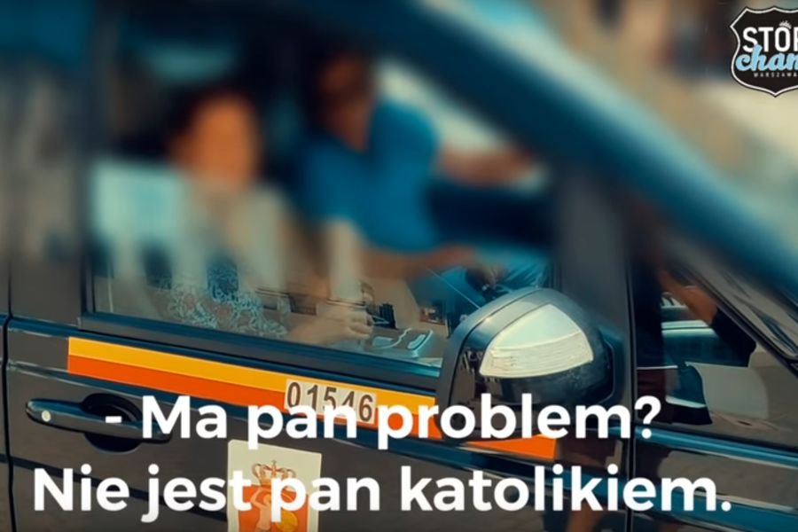 Kierowcy parkujący pod kościołem na placu Teatralnym czują się jak królowie życia. Dosłownie