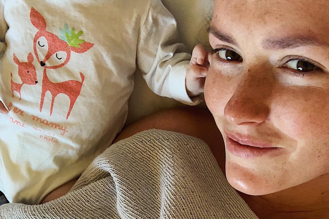 Aktorkę Olgę Frycz ostatnio widzimy w zupełnie innej roli - została mamą i podbija Instagram