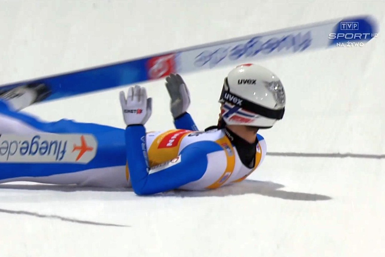 Halvor Egner Granerud upadł w czasie lądowania - kosztowało go to zwycięstwo i miejsce na podium