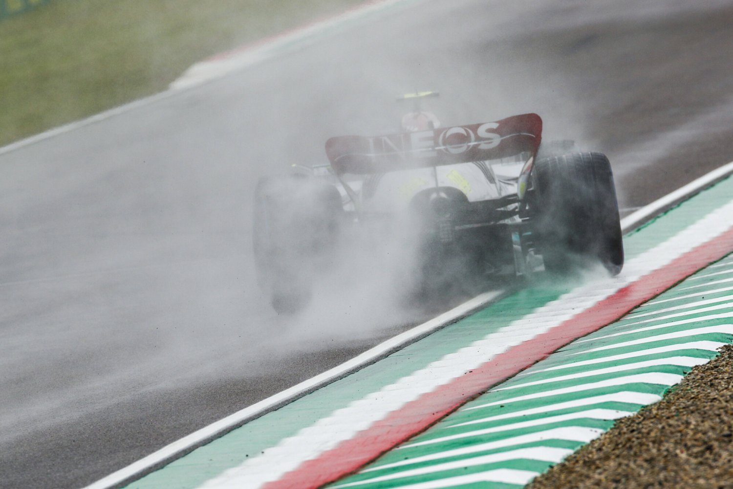 Lewis Hamilton i ekipa Mercedesa wciąż są daleko za czołówką Formuły 1, rządzi ekipa Ferrari