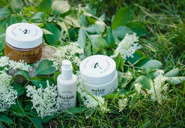 W ofercie marki znajdziemy scruby do ciała na bazie cukru trzcinowego w pięciu aromatycznych odsłonach: mandarynka, zielona herbata, pomarańcza, cytryna i grejpfrut.