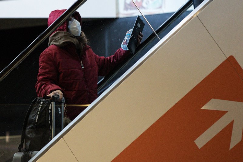 Pracownicy personelu pokładowego i lotniczego praktycznie codziennie spotykają z osobami potencjalnie zakażonymi koronawirusem.