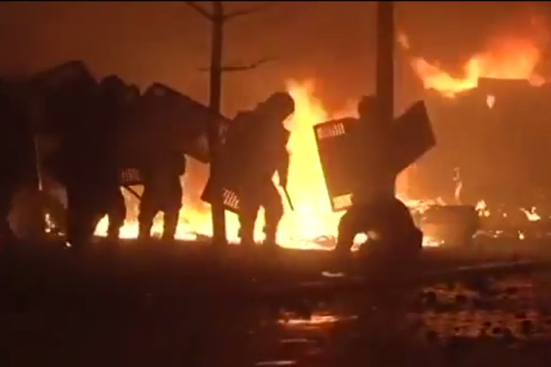 Berkut całą noc szturmuje, barykady protestujących się utrzymują, Rosja oskarża o eskalację konfliktu na Ukrainie i Majdanie państwa zachodnie