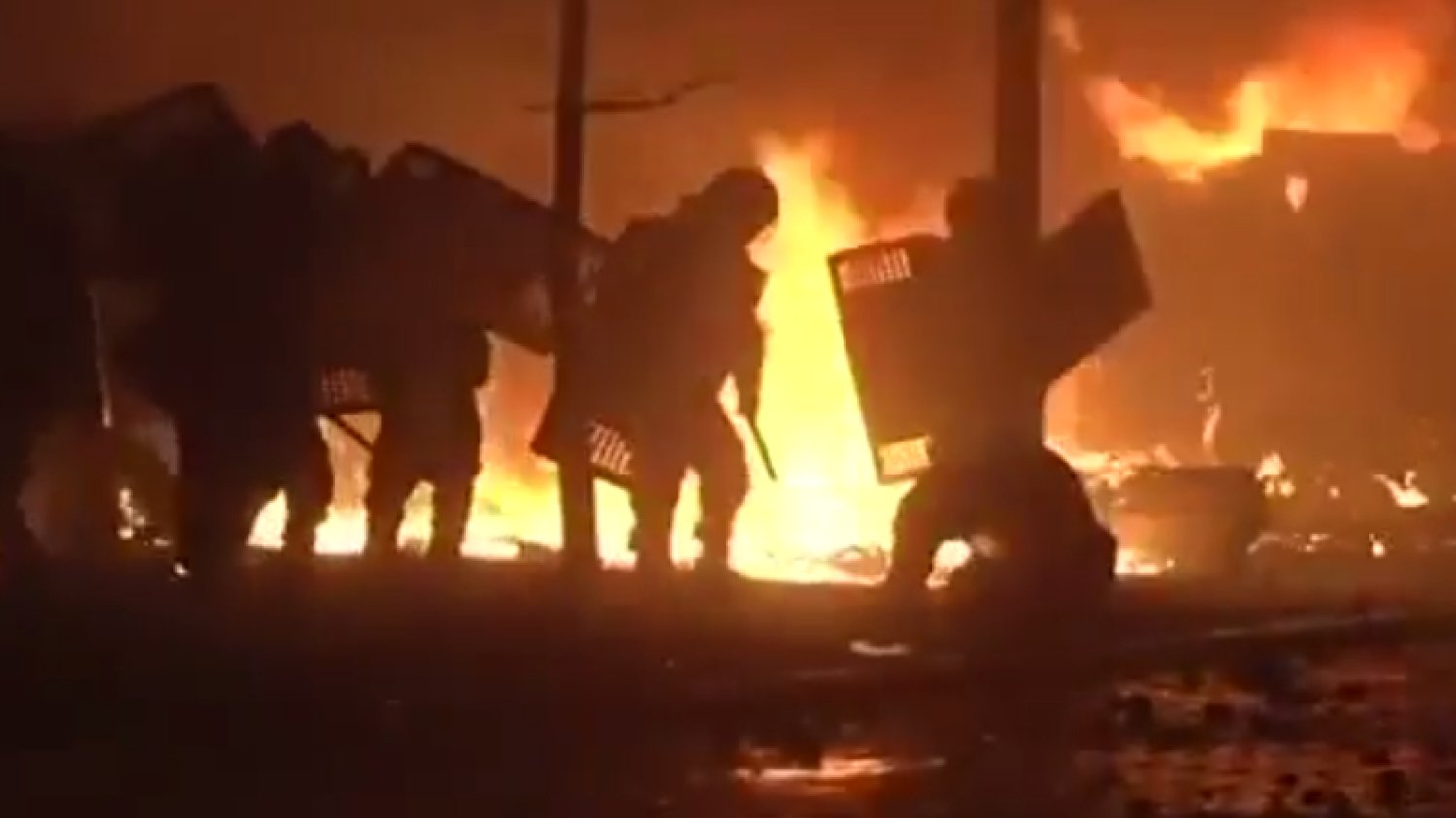 Berkut całą noc szturmuje, barykady protestujących się utrzymują, Rosja oskarża o eskalację konfliktu na Ukrainie i Majdanie państwa zachodnie