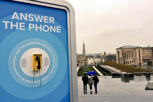 Popularność telefonów jest duża, żeby się dodzwonić trzeba mieć szczęście.