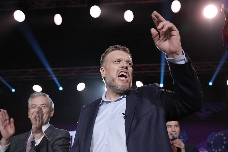 Partia Razem w mediach społecznościowych zachowuje się wręcz dziecinnie. Może to zaszkodzić aspiracjom Adriana Zandberga.