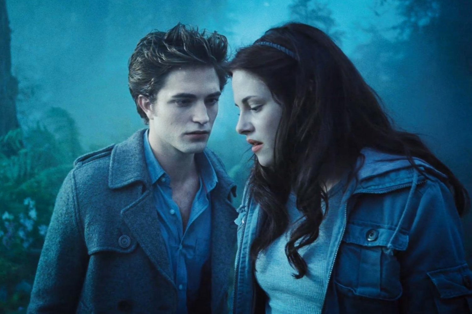 Lionsgate pracuje nad serialem telewizyjnym "Zmierzch". Robert Pattinson jako Edward Cullen i Kristen Stewart jako Bella Swan w filmie "Zmierzch".