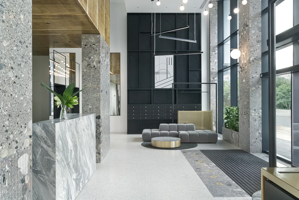 Dobór materiałów w częściach wspólnych oraz architektura budynku są współczesnym i twórczym nawiązaniem do modernizmu