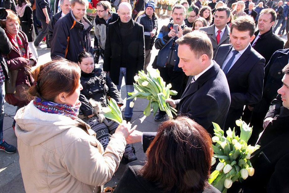 Kandydat PiS na Prezydenta RP z okazji Dnia Kobiet rozdawał kwiaty na krakowskim rynku.